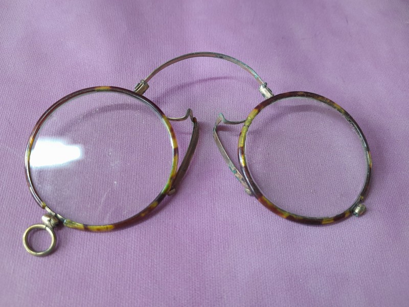 Lot van zes "pince-nez" / "neusknijp" brilletjes met etui.