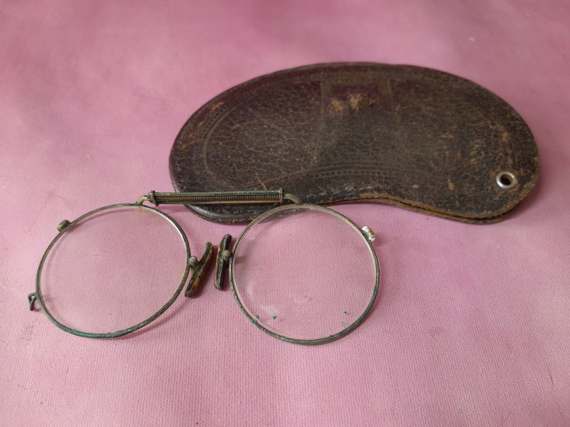 Lot van zes "pince-nez" / "neusknijp" brilletjes met etui.