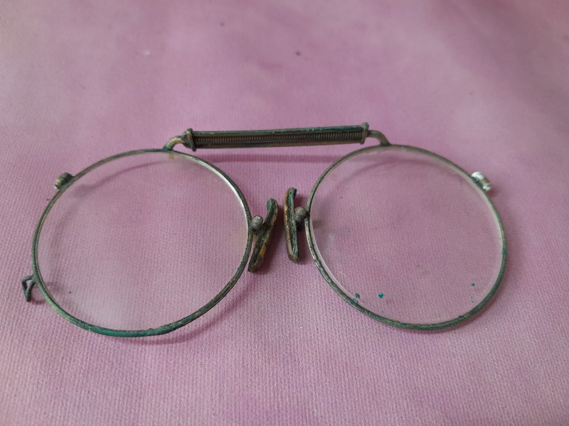 Lot van zes "pince-nez" / "neusknijp" brilletjes met etui.