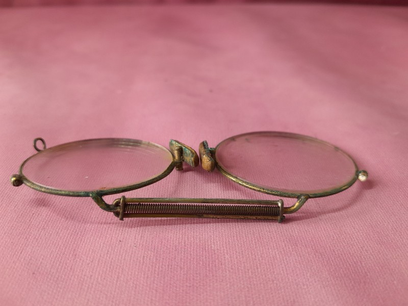 Lot van zes "pince-nez" / "neusknijp" brilletjes met etui.