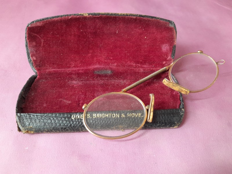 Lot van zes "pince-nez" / "neusknijp" brilletjes met etui.