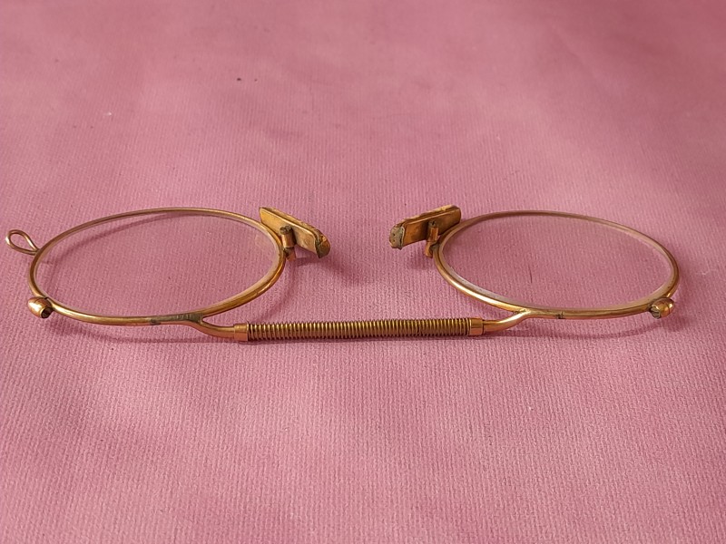 Lot van zes "pince-nez" / "neusknijp" brilletjes met etui.