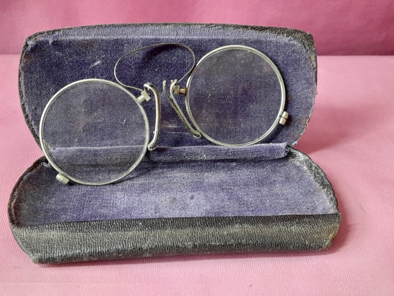 Lot van zes "pince-nez" / "neusknijp" brilletjes met etui.