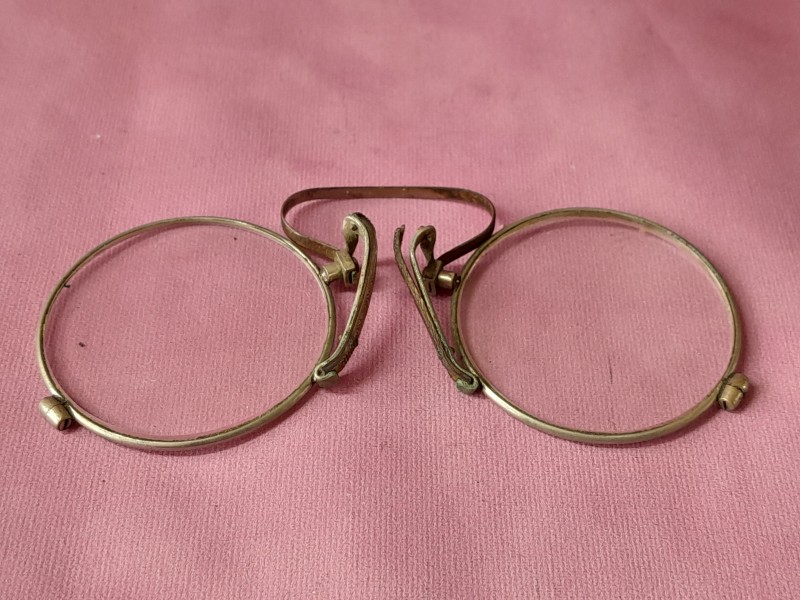 Lot van zes "pince-nez" / "neusknijp" brilletjes met etui.