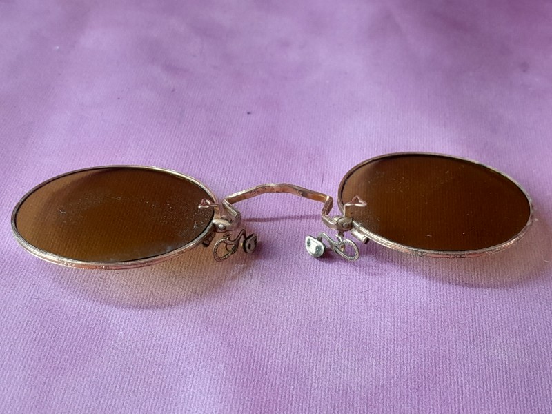 Lot van zes "pince-nez" / "neusknijp" brilletjes met etui.