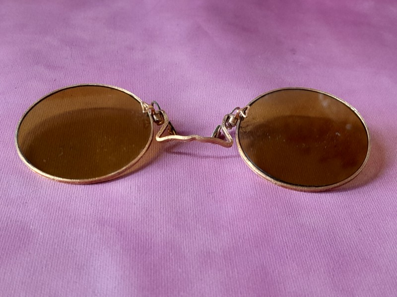 Lot van zes "pince-nez" / "neusknijp" brilletjes met etui.