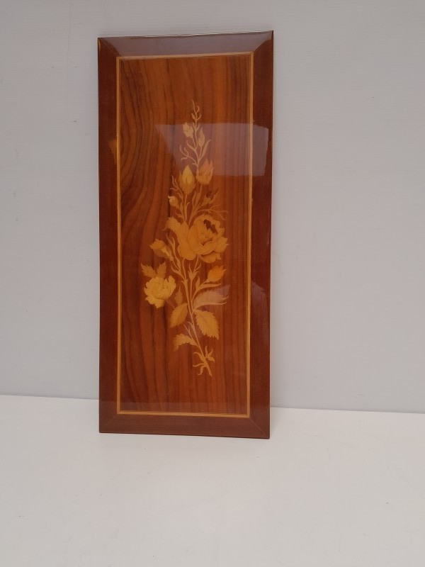 Houten wandplaquette met bloemen