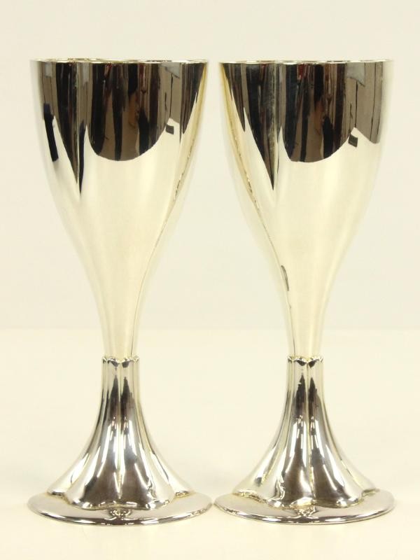 Twee verzilverde champagneglazen in hun originele verpakking