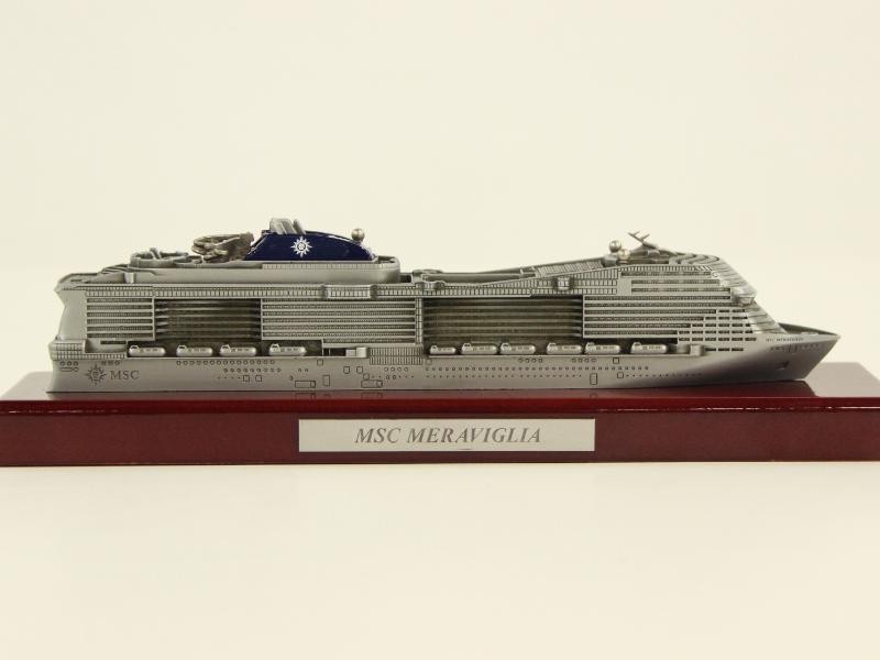 3 Metalen schaalmodellen van cruiseschepen