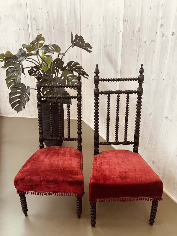 2 Kerkstoelen met rood fluweel
