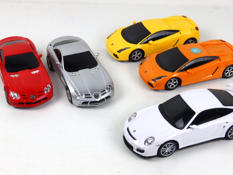 Lot van 5 speelgoedauto's