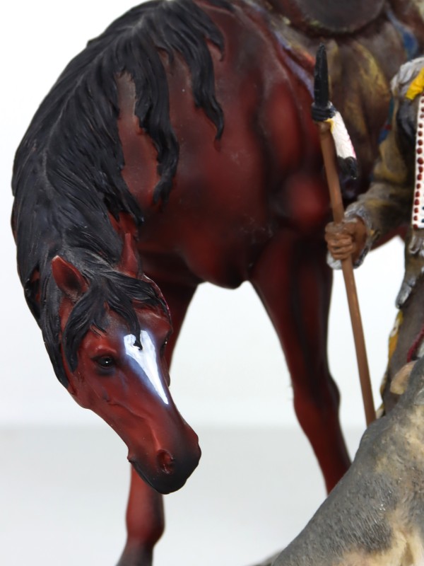 Sculptuur van een Indiaanse krijger met paard en grijze wolf