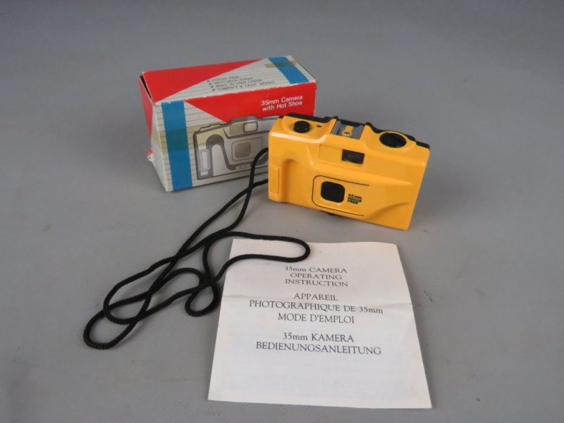 Vintage gele 35mm camera (zonder flitser) in originele doos