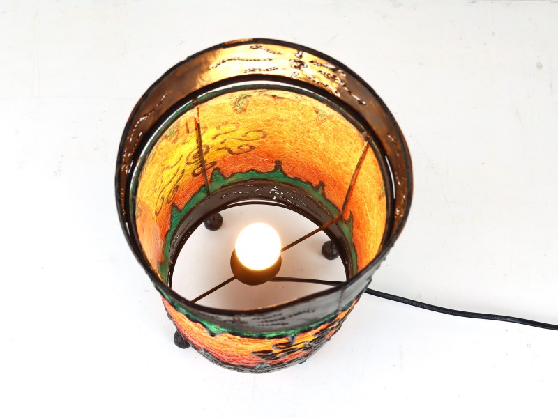 Decoratieve metalen lamp met zonnig motief