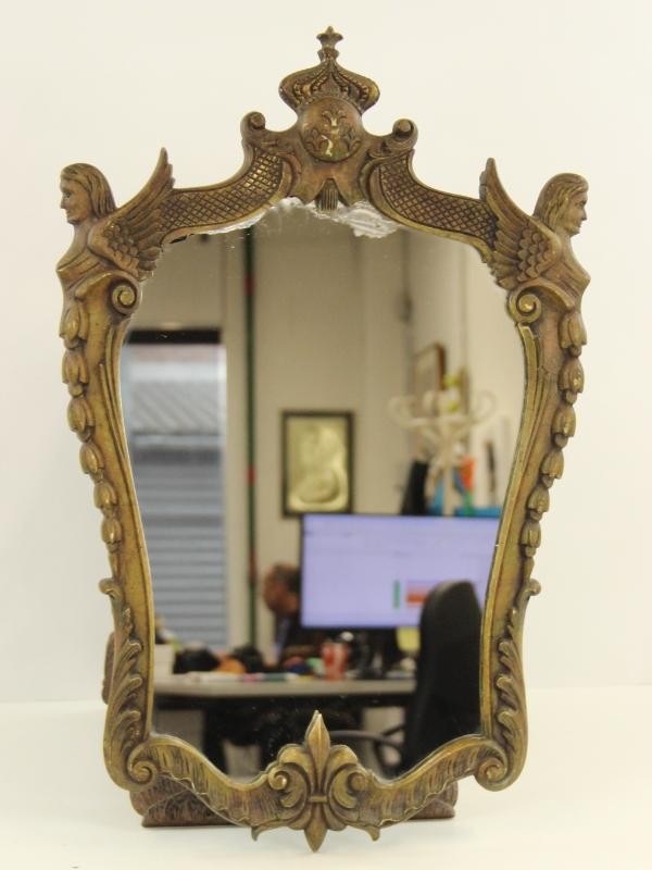 Knappe, oude spiegel met veel decoratie (fleurs de lis)
