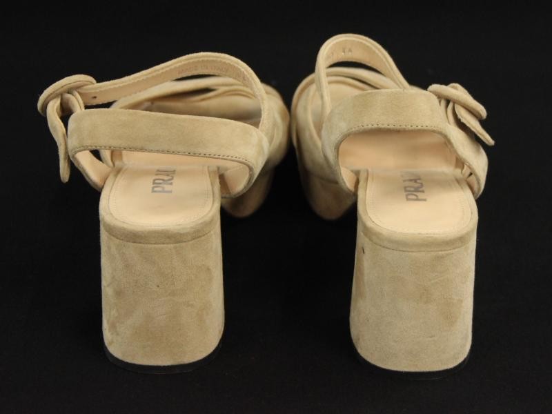 Beige suède sandalen met kleine hak, gemerkt Prada