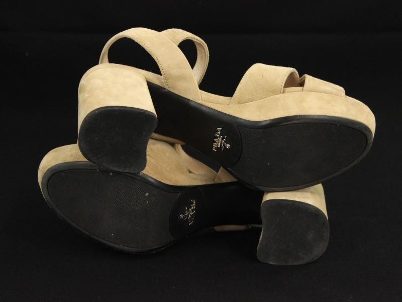 Beige suède sandalen met kleine hak, gemerkt Prada