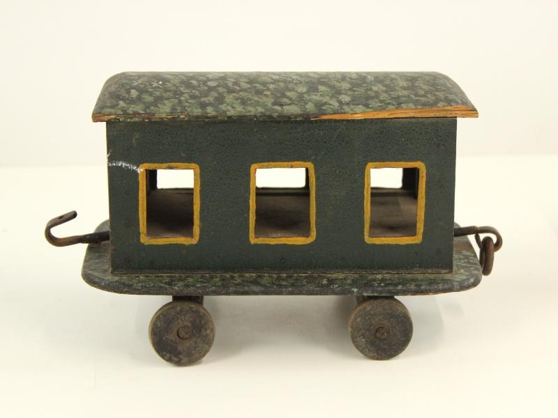 Antieke, houten stoomlocomotief met 3 bijhorende wagons
