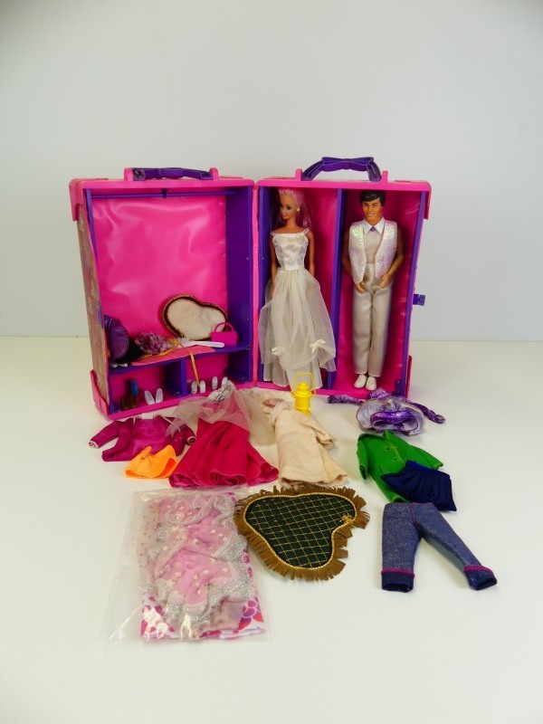 Vintage Barbie Deluxe Doll Trunk en inhoud