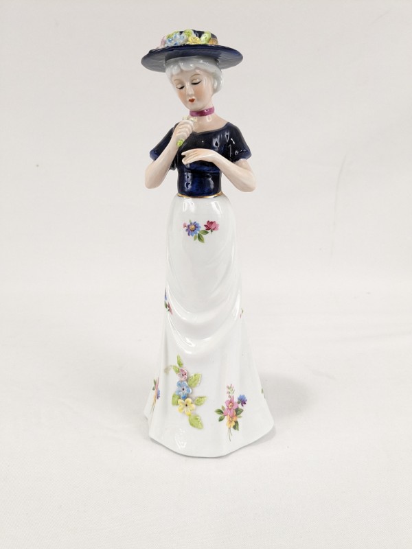 Porseleinen beeldje "statige dame met bloemetjes"