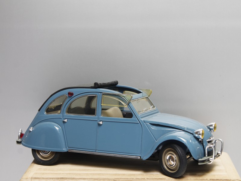 Model auto "Citroen 2 CV"- (Art. 894)