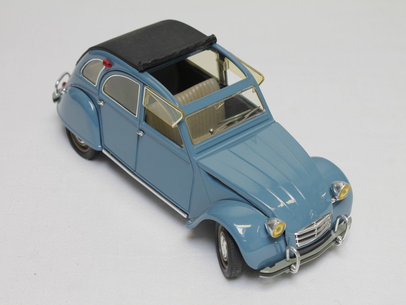 Model auto "Citroen 2 CV"- (Art. 894)