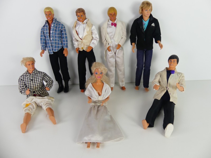 Familie Mattel met 6 mannen en 1 vrouw