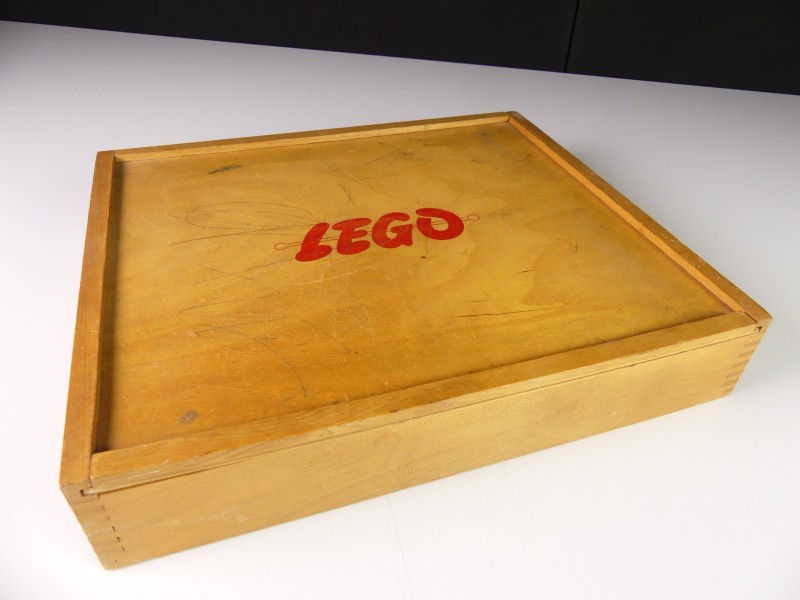 Vintage houten Lego doos met blokjes.