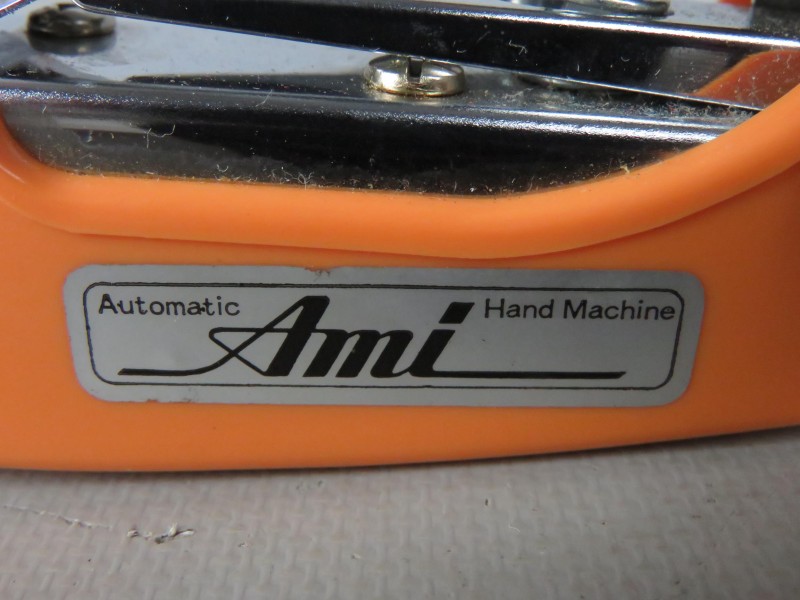 Klein vintage handmatig naaimachinetje "Ami" (getest en werkt)