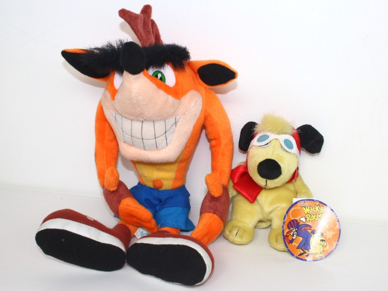 Vintage PlaybyPlay knuffels - Wacky Races Muttley en Crach Bandicoot