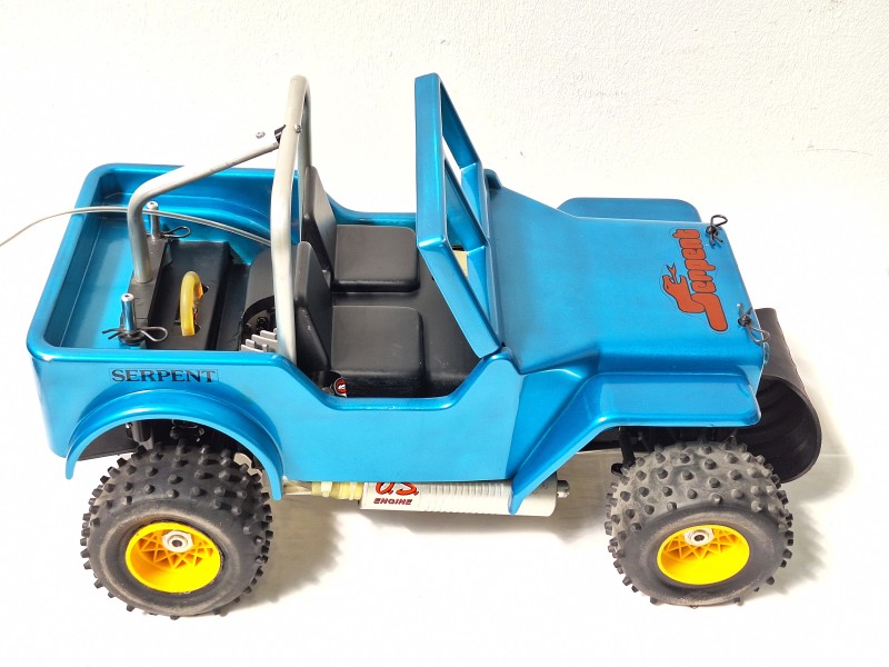 Model race wagen genaamd Serpent 3 / jeep