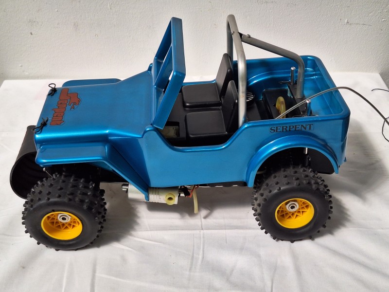 Model race wagen genaamd Serpent 3 / jeep