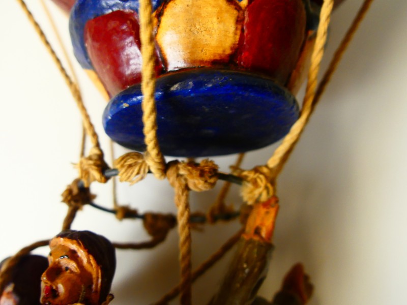 Vintage houten luchtballon met mandje