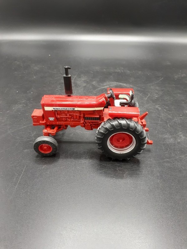 International Harvester Farmall tractor 1066 1:32 van Britains