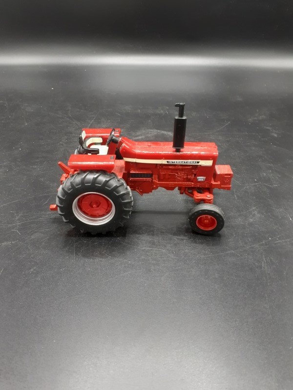 International Harvester Farmall tractor 1066 1:32 van Britains