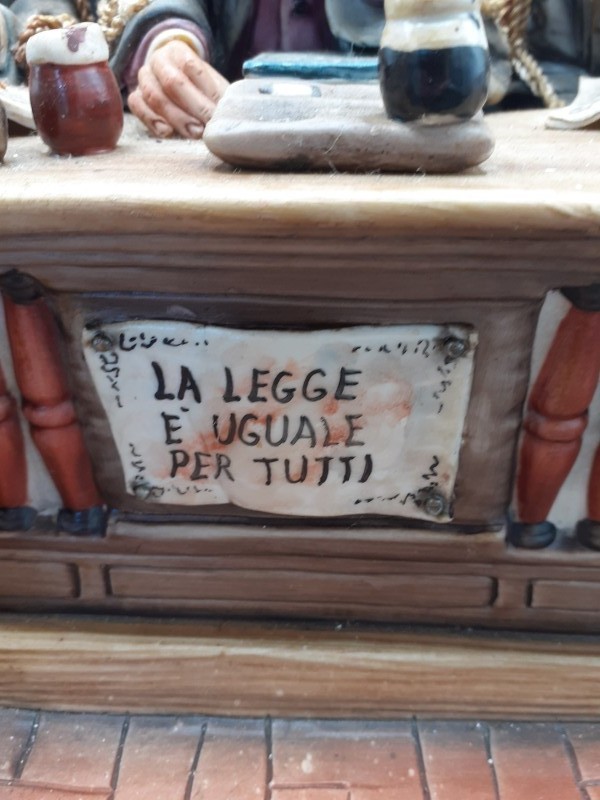 Beeld Capodimonte "La Legge e Uguale Per Tutti" rechtszaal