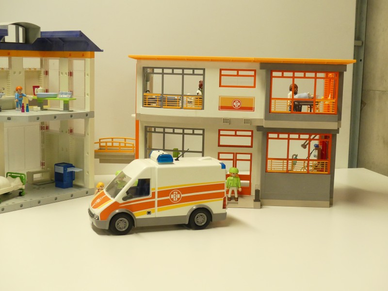 Playmobil Ziekenhuizen in doos + ambulance