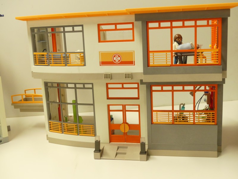 Playmobil Ziekenhuizen in doos + ambulance