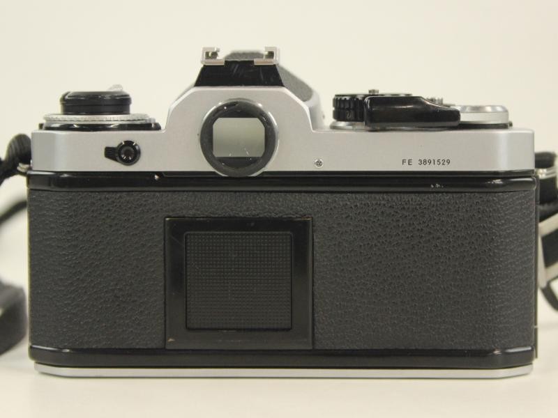 Nikon FE 35 mm fotocamera met extra lens - in een mooie draagtas