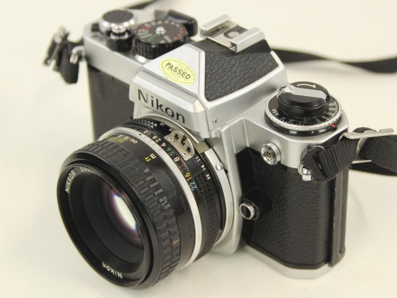 Nikon FE 35 mm fotocamera met extra lens - in een mooie draagtas