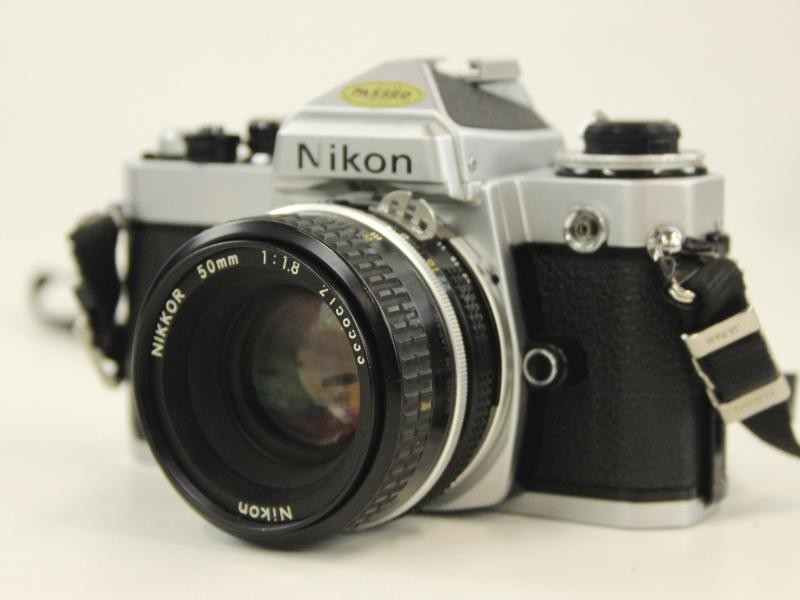 Nikon FE 35 mm fotocamera met extra lens - in een mooie draagtas