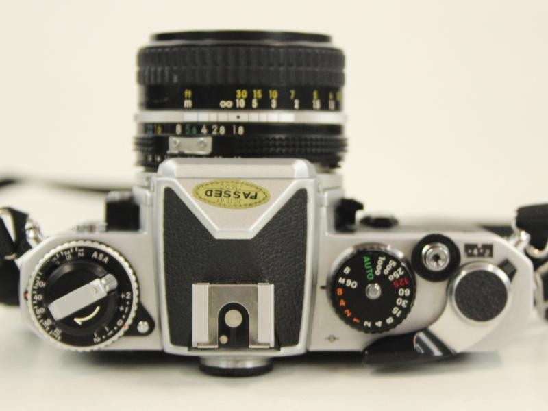 Nikon FE 35 mm fotocamera met extra lens - in een mooie draagtas