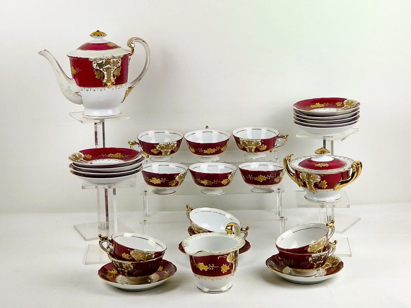 Een 27-delig donkerroze Trianon servies