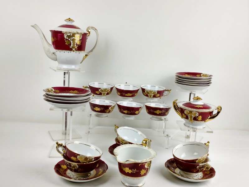 Een 27-delig donkerroze Trianon servies