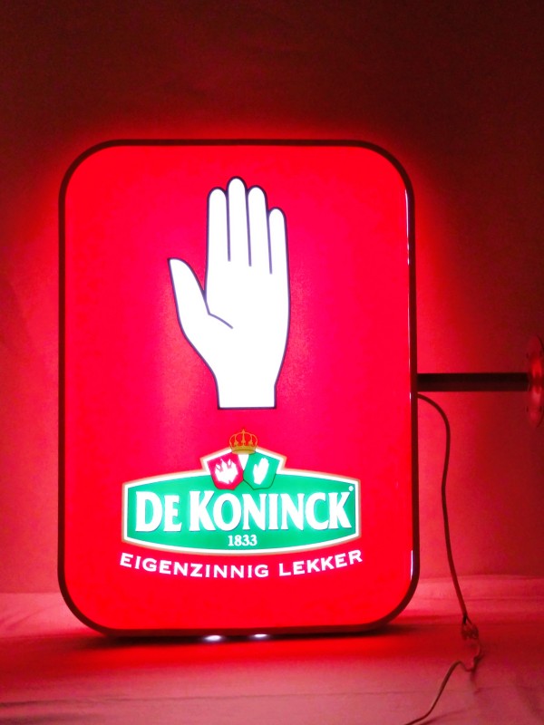 Lichtreclame bord van De Koninick