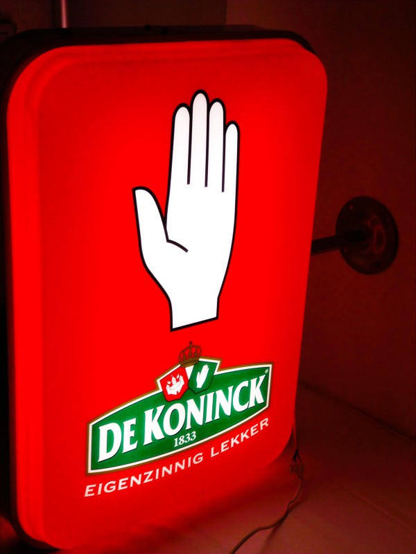 Lichtreclame bord van De Koninick