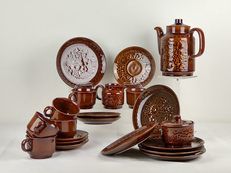 Vintage bruin servies