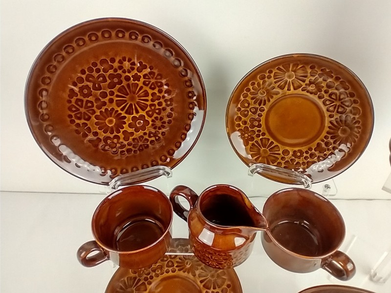 Vintage bruin servies