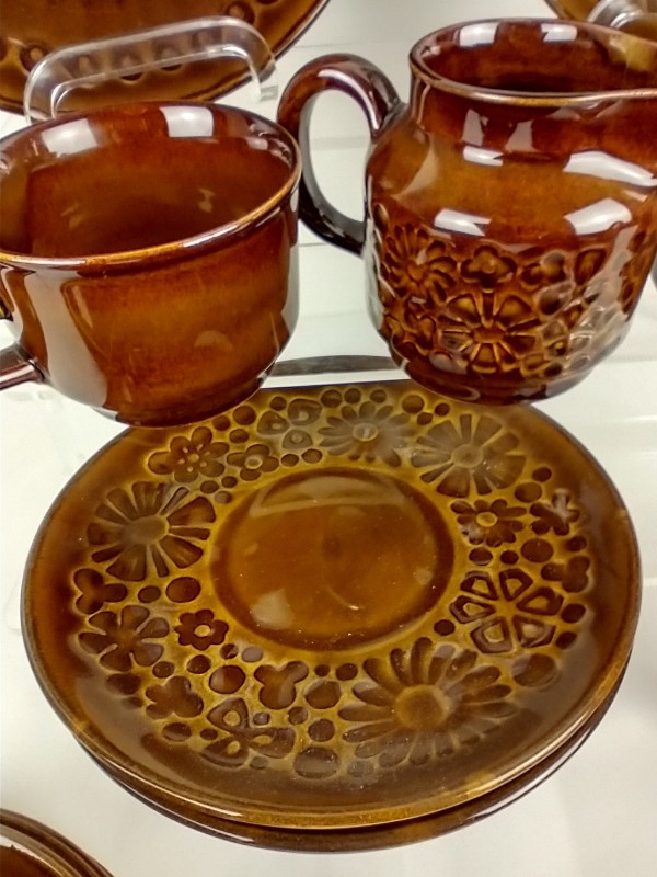 Vintage bruin servies