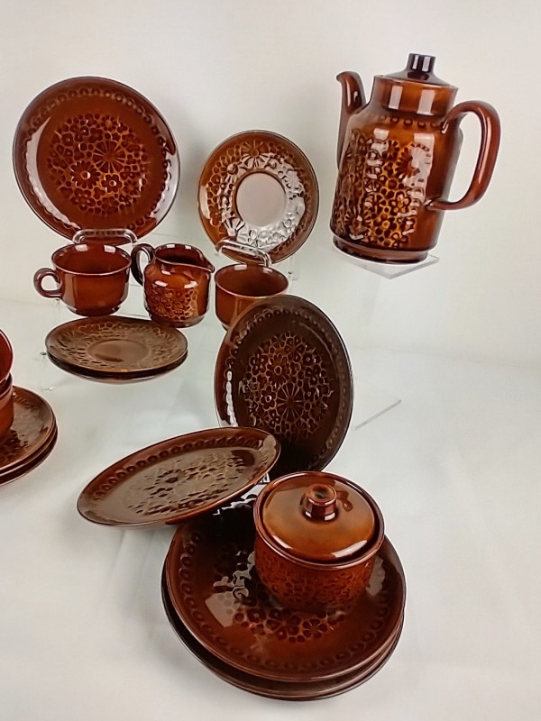 Vintage bruin servies